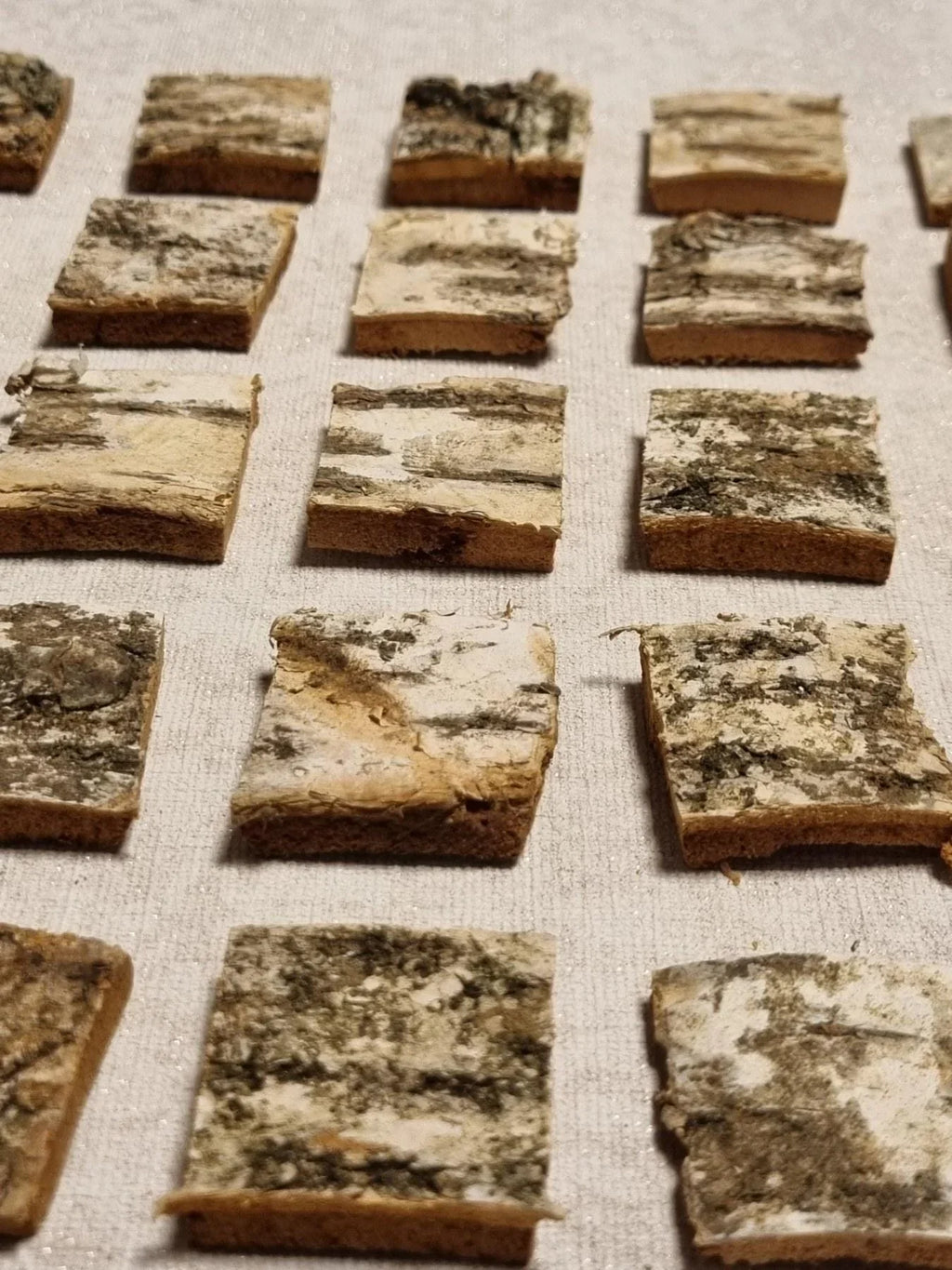 Birch Bark Squares, 30 pcs, 3x3 cm Hand-Cut Tree Bark Tiles for Crafts, Organic Birch Wood Pieces for Scrapbooking, Rustic Decor