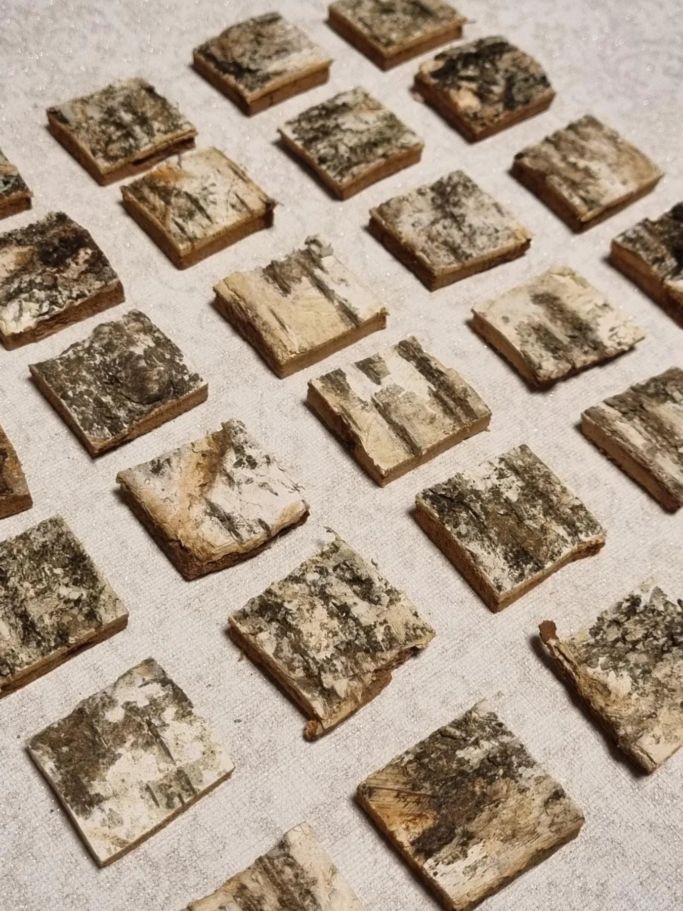 Birch Bark Squares, 30 pcs, 3x3 cm Hand-Cut Tree Bark Tiles for Crafts, Organic Birch Wood Pieces for Scrapbooking, Rustic Decor