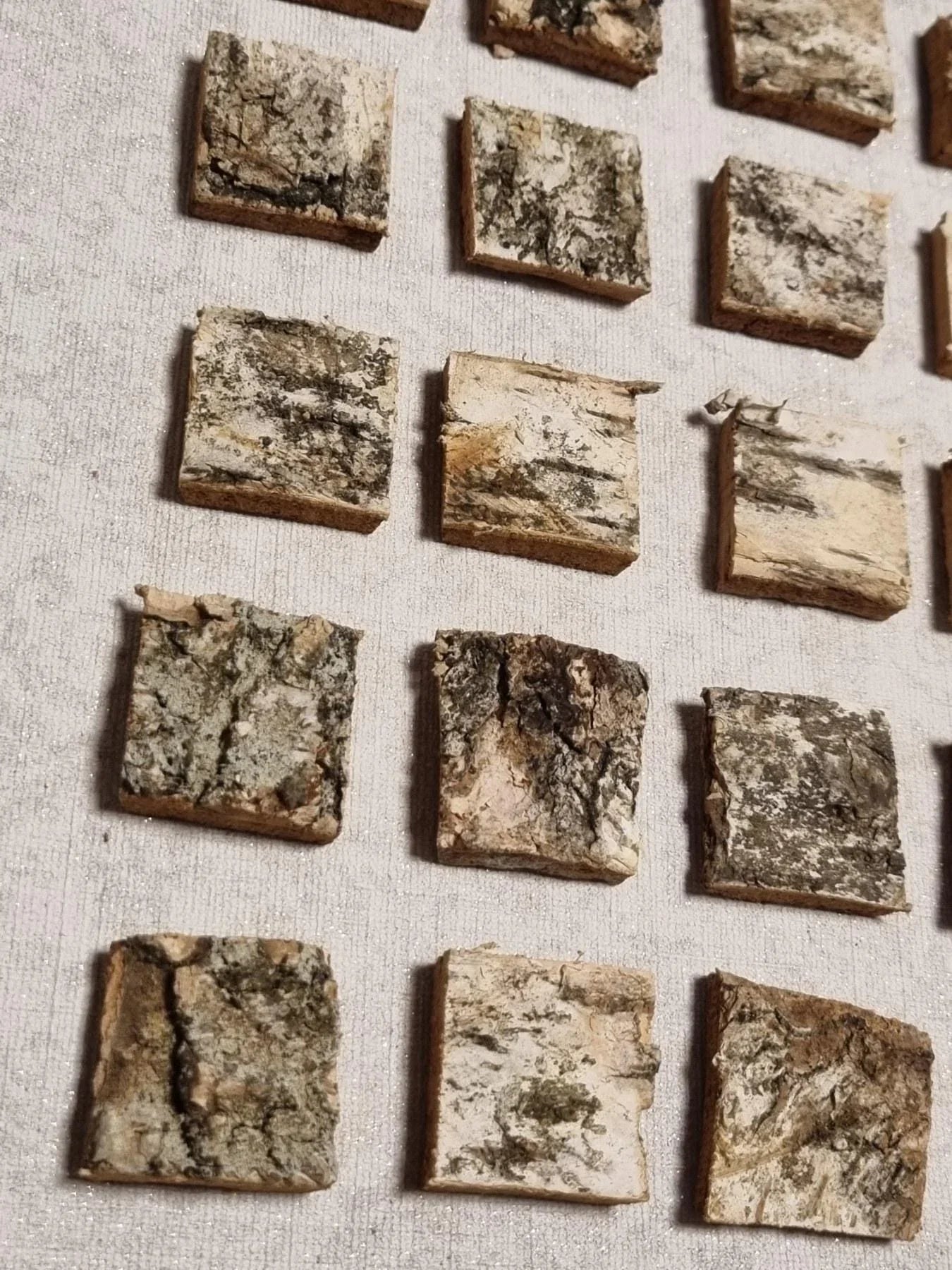 Birch Bark Squares, 30 pcs, 3x3 cm Hand-Cut Tree Bark Tiles for Crafts, Organic Birch Wood Pieces for Scrapbooking, Rustic Decor